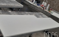 Produktion - Ausklinkung in der 4600 Royal Snow Caesarstone Arbeitsplatte