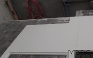 Produktion - Trennschnitt in den 4600 Royal Snow Caesarstone Arbeitsplatten