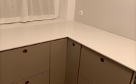 Montage der Yukon Silestone Arbeitsplatten auf der L-förmigen IKEA Küche