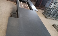 Produktion - Ausklinkung in der Nero Assoluto Zimbabwe Granit Arbeitsplatte