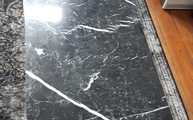 In Hamburg wurde die Nero Marquina Marmor Tischplatte geliefert