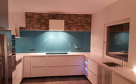 Silestone Küche und Türkis Blau Glasrückwand