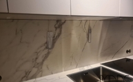 Montage der Statuario Marazzi Rückwände
