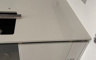 Montage der Halo Dekton Arbeitsplatte auf der Kücheninsel