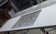Produktion - Ausschnitt in der 4600 Royal Snow Caesarstone Arbeitsplatte