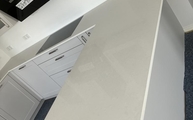 Küche in Hanau mit 4600 Royal Snow Caesarstone Arbeitsplatten