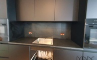Küche in Hanau mit Nero Assoluto India Granit Arbeitsplatten und Rückwand 