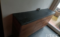 Auflegen der Granit Arbeitsplatte Nero Assoluto India auf das Sideboard