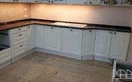 L-förmige Küche mit Belvedere Granit Arbeitsplatten