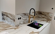 Küche mit Macchia Vecchia Level Keramik Arbeitsplatten und Rückwänden