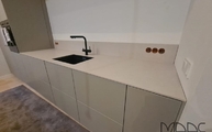 Küchenzeile mit Trani Ivory CTX - Basic Keramik Arbeitsplatte und Rückwand