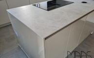 Kücheninsel mit Ars Beige Porcelanosa Arbeitsplatte