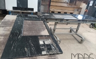 Produktion - Ausschnitte in den Black Cosmic Granit Arbeitsplatten