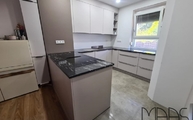 Montage der Black Cosmic Granit Arbeitsplatten und Fensterbank