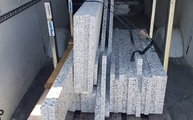Granit Treppen, Podest und Fliesen Bianco Sardo in Hennef geliefert