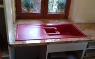 Rote Spüle in der Granit Arbeitsplatte Ivory Brown / Shivakashi