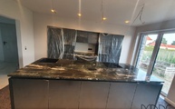 Kücheninsel mit Belvedere Granit Arbeitsplatte