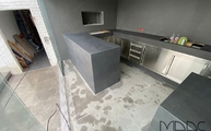 Outdoor-Küche in Hilden mit Metal Dark Infinity Arbeitsplatten und Seitenwangen