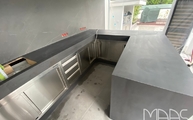 Metal Dark Infinity Arbeitsplatten und Seitenwangen in Hilden montiert