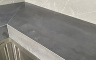 Outdoorküche mit Metal Dark Infinity Arbeitsplatte