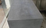 Auf Gehrung verklebte Metal Dark Infinity Arbeitsplatte und Wange
