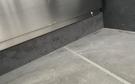 Montage der Porcelanosa Sockelleisten Liem Grey