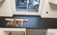 Spüle in der Devil Black Granit Arbeitsplatte eingebaut