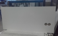 Produktion - Steckdosenbohrungen in der Absolute Blanc Compac Rückwand