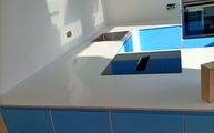 Montage der Absolute Blanc Compac Arbeitsplatten in Innsbruck
