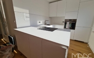 Weiße IKEA Küche mit Absolute Blanc Compac Arbeitsplatten