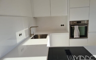 IKEA Küche in Innsbruck mit Compac Arbeitsplatten und Rückwände Absolute Blanc