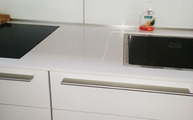 Silestone Arbeitsplatte und dazu gehöriger Glasrückwand