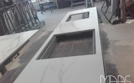 Produktion - Ausschnitte in der Calacatta Oro Infinity Arbeitsplatte