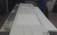 Produktion - Calacatta Oro Infinity Arbeitsplatte mit Ausschnitten