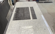Produktion - Ausschnitt in der Granit Arbeitsplatte Imperial White Venato