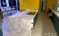 Kücheninbsel mit Arabescato Laminam Arbeitsplatte und Seitenwange