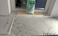 Montage der Arabescato Laminam Arbeitsplatte und Fensterbank