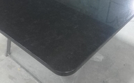 Produktion - Granit Tischplatte Nero Assoluto Zimbabwe mit gerundeten Ecken