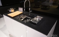 Silestone Arbeitsplatte Negro Anubis mit Unterbauausschnitt und Armaturbohrung