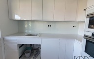 Küche mit Iconic White Silestone Arbeitsplatten und Glasrückwänden 9016 Verkehrsweiß