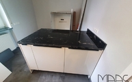Kücheninsel mit Black Cosmic Granit Arbeitsplatte und Wischleiste