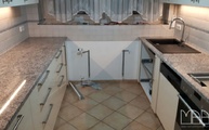 Küche mit zwei Granit Blanco Estrella Arbeitsplatten