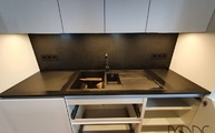 Küchenzeile in Kassel mit Nero Assoluto Zimbabwe Granit Arbeitsplatte und Rückwand