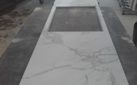 Produktion der Entzo Dekton Arbeitsplatte mit Ausschnitt