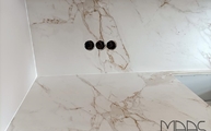 Montage der Entzo Dekton Arbeitsplatte und Rückwand