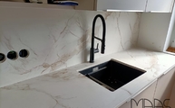 Küchenzeile mit Entzo Dekton Arbeitsplatten und Rückwänden