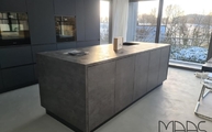 Küche in Kelmis mit Iron Grey Neolith Arbeitsplatte und Seitenwangen