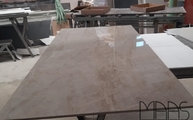 Produktion - Polierte Arga Dekton Tischplatte