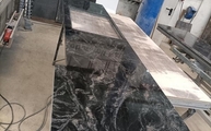 Produktion - Ausschnitt in der Black Forest Granit Arbeitsplatte