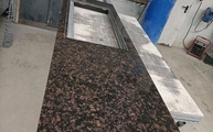 Produktion - Ausschnitt in der Tan Brown Granit Arbeitsplatte